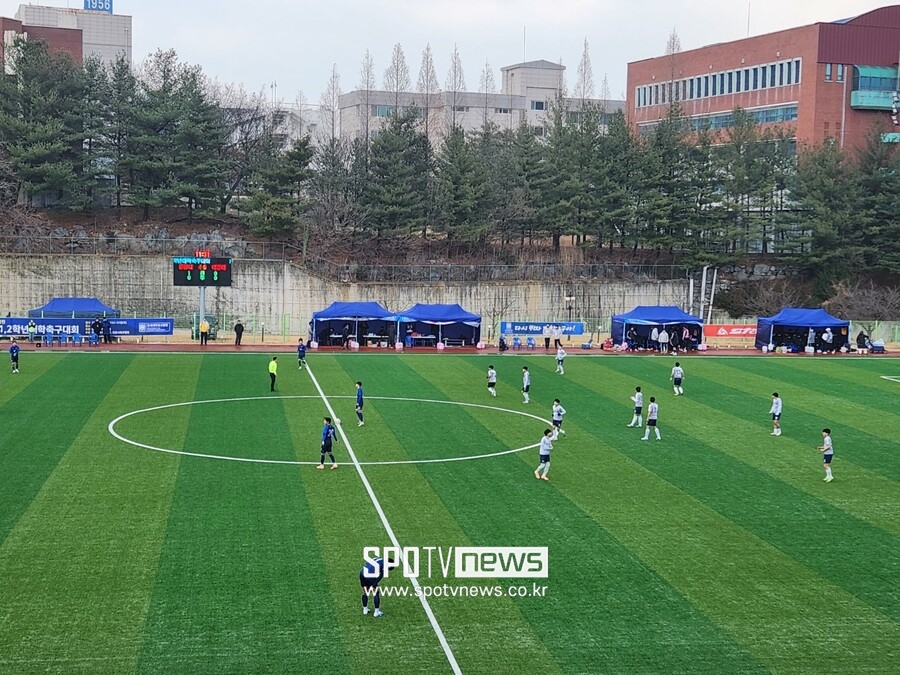▲ 저학년 출전 기회 보장과 성장을 위해 시작된 한국대학축구연맹의 1, 2학년 대학축구대회가 7일 경북 김천에서 막을 올렸다. 오전, 오후 180도 다른 날씨에서 진행됐다.