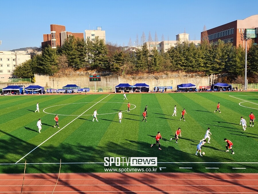 ▲ 저학년 출전 기회 보장과 성장을 위해 시작된 한국대학축구연맹의 1, 2학년 대학축구대회가 7일 경북 김천에서 막을 올렸다. 오전, 오후 180도 다른 날씨에서 진행됐다.