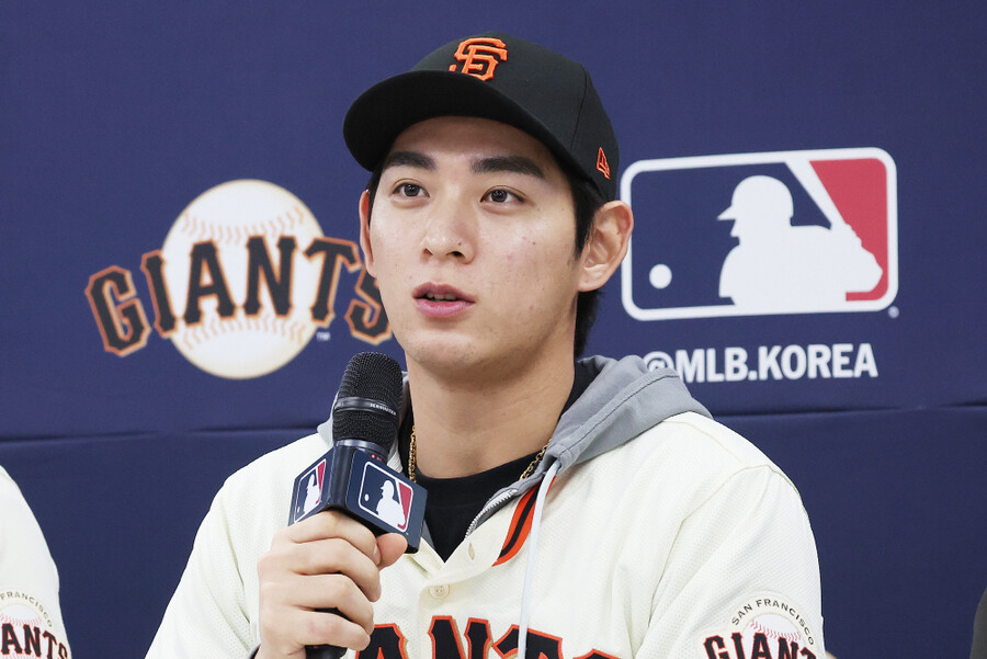 SF 사령탑은 왜 이정후 인성에 감동 받았나…"감독님, 제가 호텔에서 가져왔어요"
