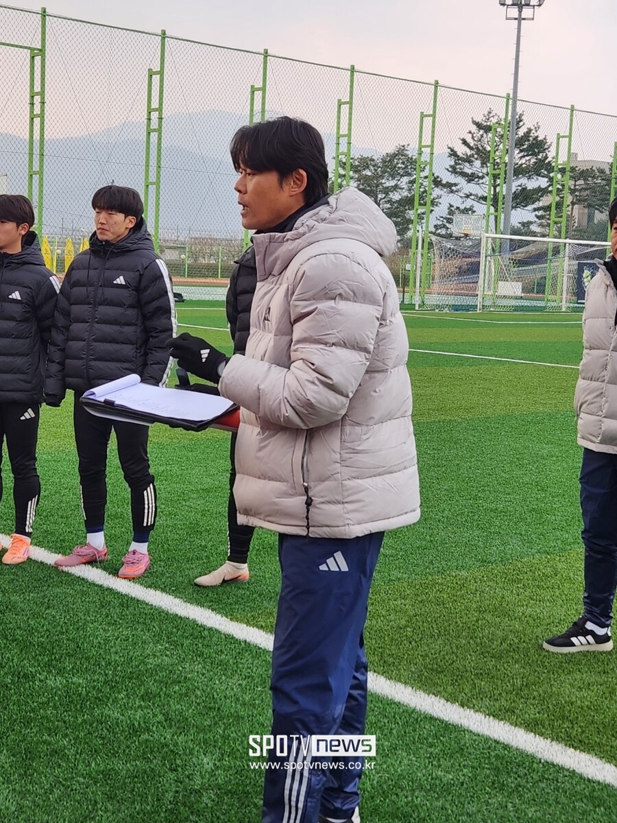 ▲ 선수들을 지도 중인 곽희주 감독.