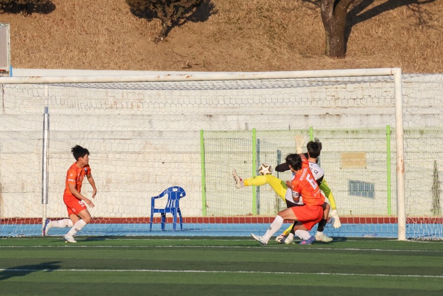 ▲ 제주 관광대 박수원이 명지대에 결승골을 넣으며 2-1 승리를 이끌었다. ⓒ한국대학축구연맹