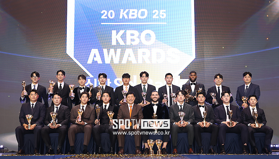 ▲ 허구연 총재(1열 왼쪽에서 5번째)와 2025 KBO 시상식 수상자들 ⓒ곽혜미 기자