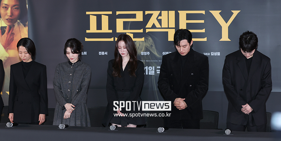 [포토S] 한소희-전종서, 고 안성기 배우를 추모하며 묵념