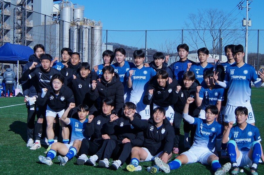 ▲ 영남대가 김천대에 2-0으로 승리하며 1,2학년 대학축구대회 순항을 알렸다. 김준희는 쐐기골을 넣으며 최우수선수에 선정됐다. ⓒ한국대학축구연맹