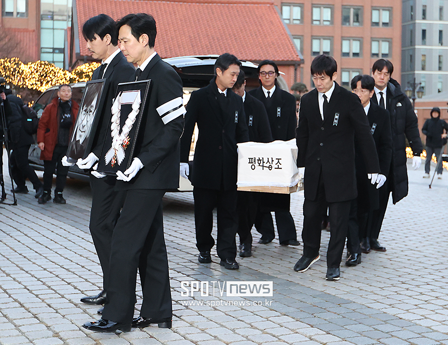 [포토S] 고 안성기 마지막 길 배웅하는 후배들
