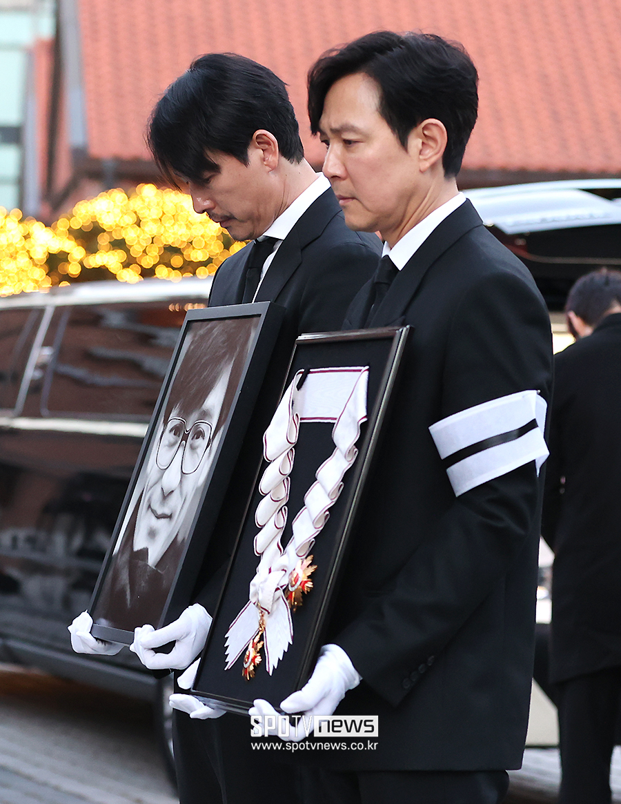 [포토S] 고 안성기 마지막 길 배웅하는 정우성-이정재