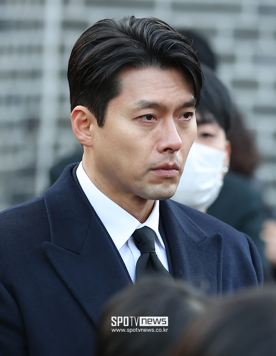 현빈, 퀭한 얼굴 붉어진 눈시울…눈물로 '대선배' 故안성기 마지막 길 지켰다