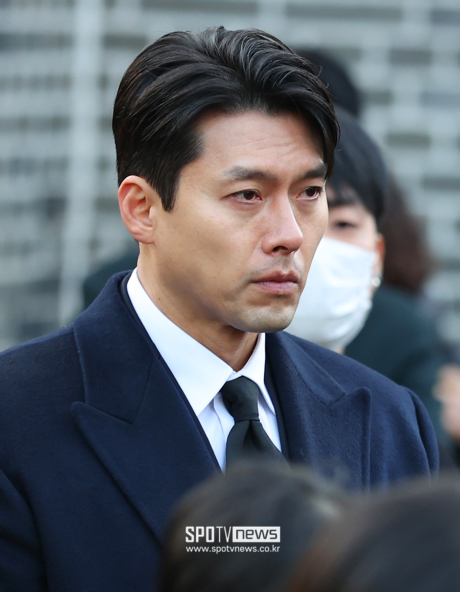 [포토S] 고 안성기 배웅하는 현빈, 붉어진 눈시울