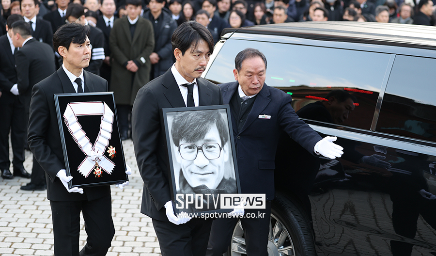 [포토S] 정우성-이정재, '고 안성기 영정-훈장 들고'