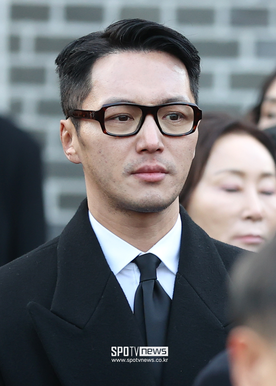 [포토S] 고 안성기 마지막 배웅하는 변요한