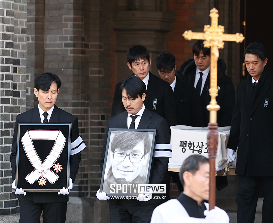 [포토S] '국민 배우' 안성기, 후배들 배웅 속에 영면