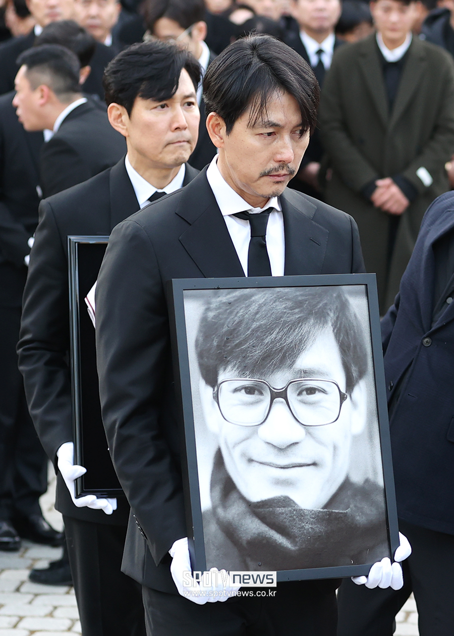 [포토S] 고 안성기 영정 든 정우성