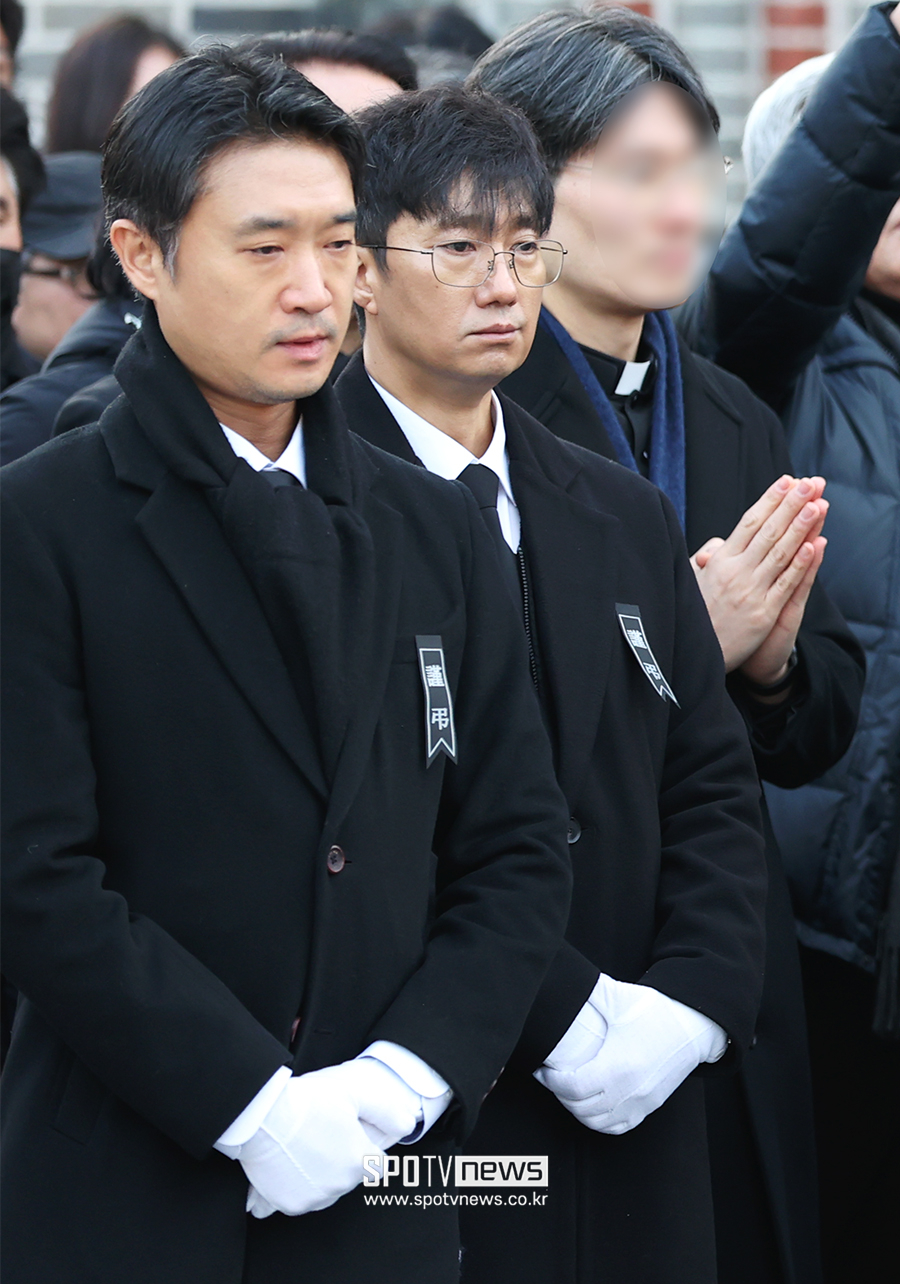 [포토S] 고 안성기 마지막 길 배웅하는 조우진-박해일