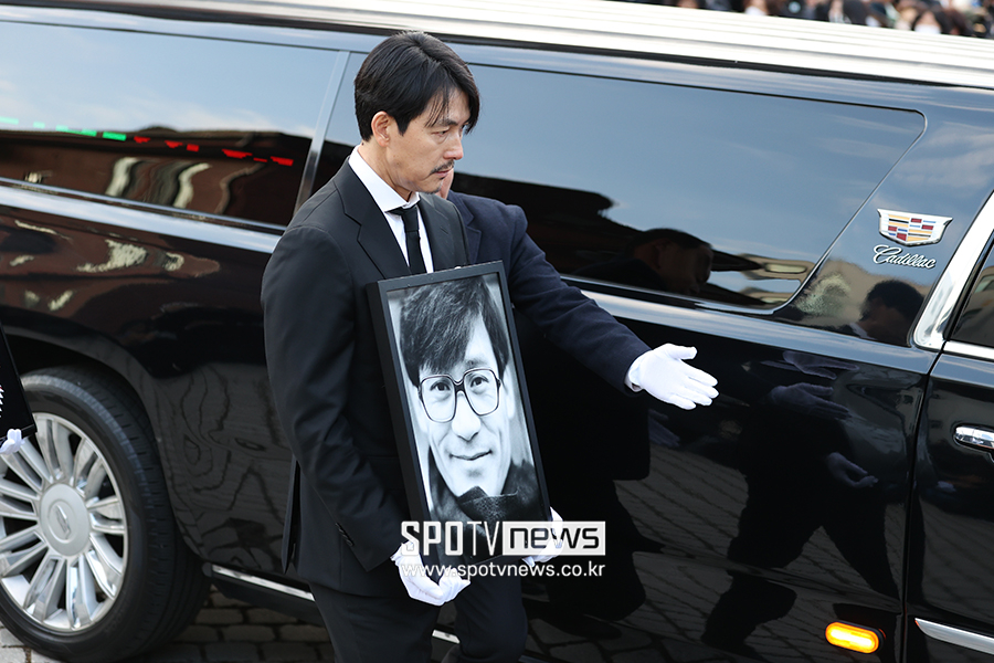 [포토S] 고 안성기 영정 모시는 정우성