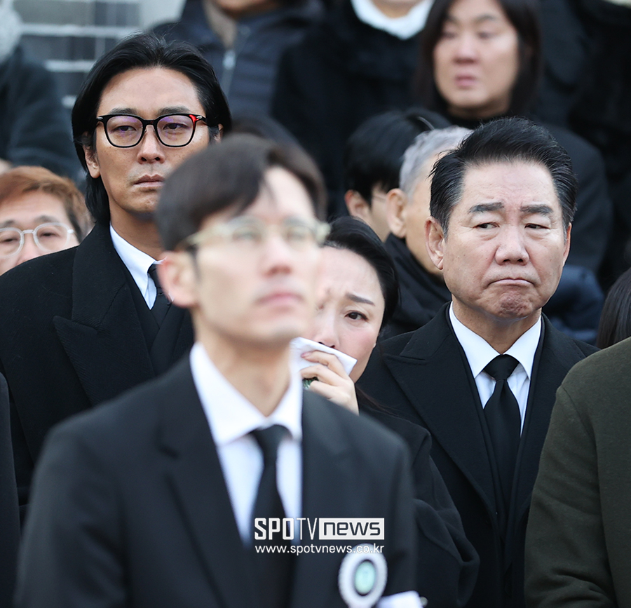 [포토S] 고 안성기 마지막 길 지켜보는 주지훈-박상원-김나운