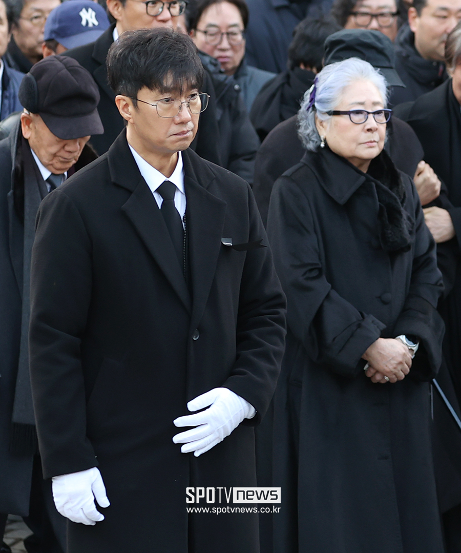 [포토S] 정혜선-박해일, '고 안성기 마지막 길 함께'