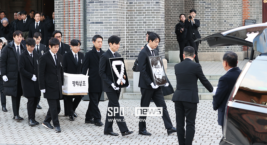 [포토S] 고 안성기, 후배들 배웅 속 마지막 발걸음