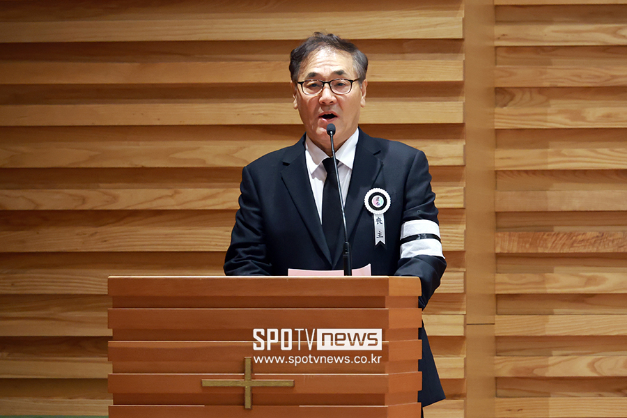 [포토S] 고 안성기 발인, 추도사 낭독하는 배창호 감독