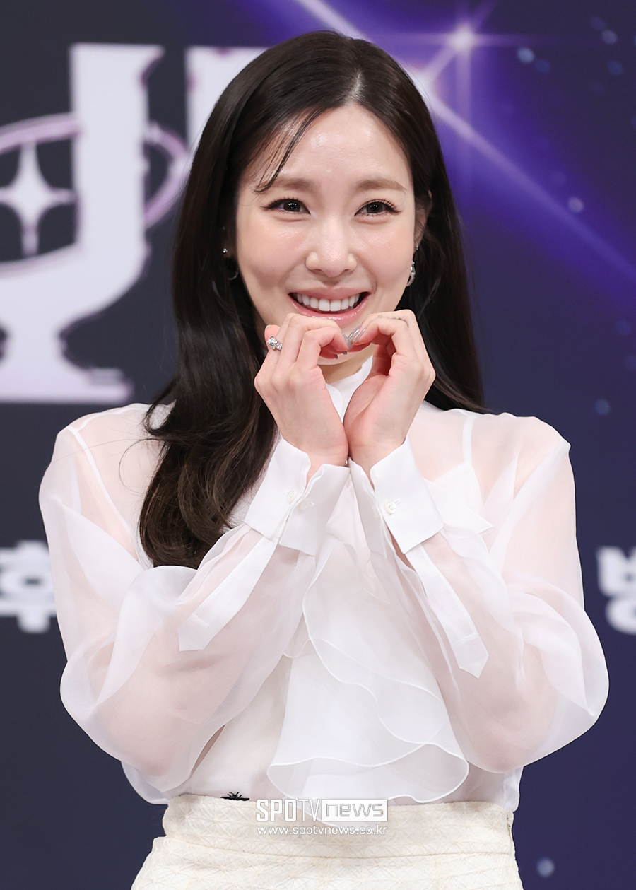 웨딩드레스처럼 순백 옷 입고…더 예뻐진 티파니 영, ♥변요한 외조 느껴진 첫 공식석상[이슈S]