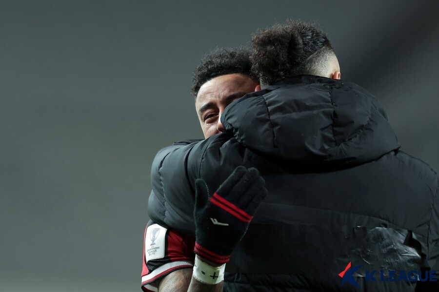 韓 축구와 눈물의 작별 → 린가드, 韓 유망주와 맞붙을까…"딸 옆에서 뛰며 EPL 승격 도전" 얼마나 아름다운가