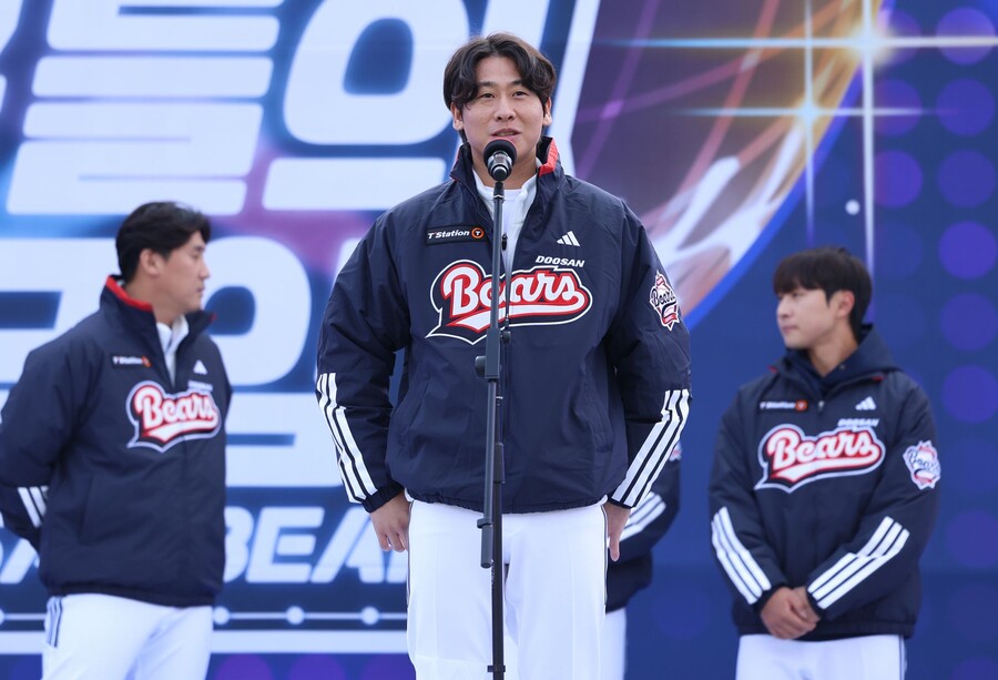이게 80억 유격수 존재감인가… 깃발 아래 두산-KIA 뭉치다니, 이런 선수 있었나