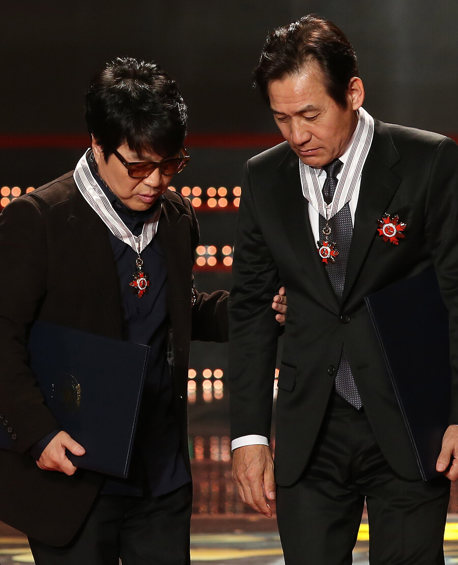 조용필, '60년지기' 故안성기 떠난 날 '친구여' 열창했다 '1만팬 '먹먹''