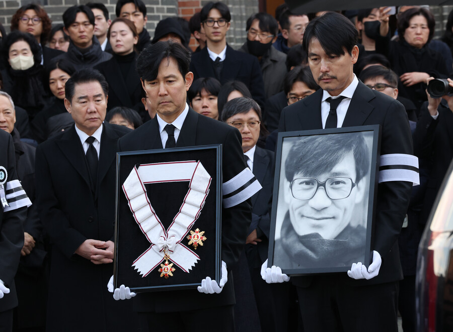 ▲ 고 안성기 영결식의 정우성 이정재.  ⓒ연합뉴스