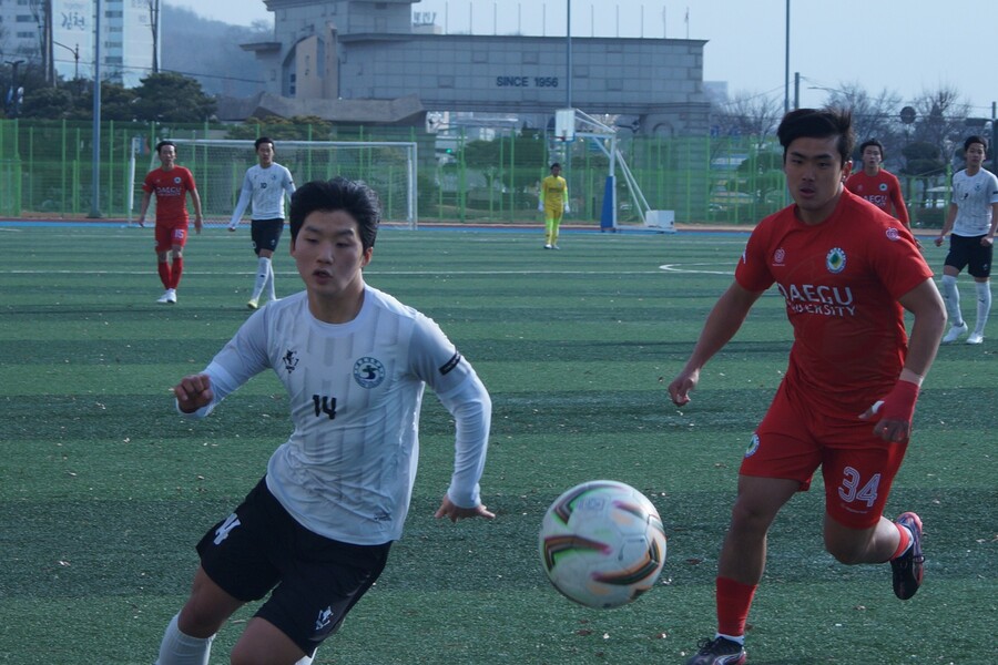 ▲ 1,2학년대학축구연맹전이 열리고 있는 경북 김천은 바람이 경기 흐름에 변수로 작용 중이다. ⓒ한국대학축구연맹