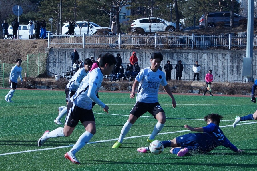 ▲ 대구과학대는 1-2학년 대학축구연맹전 조별예선에서 중앙대를 이기는 등 2승1패로 돌풍을 일으켰지만, 골득실에서 울었다. 주장 정종혁은 눈물을 쏟았다. ⓒ한국대학축구연맹