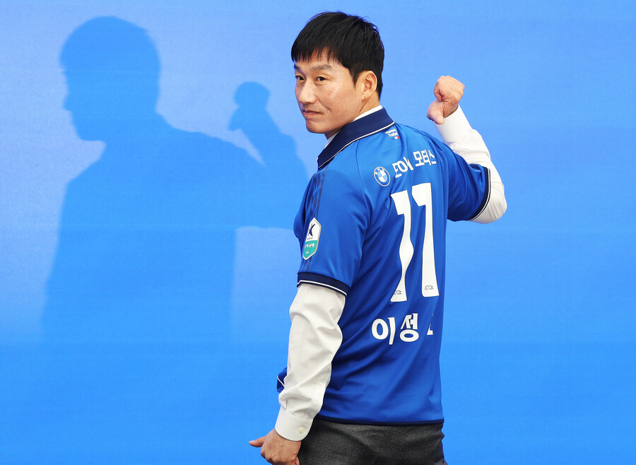 ▲ 수원삼성은 2026시즌을 명가재건을 위한 투자의 시기로 보고 있다. K리그1에서 성과를 낸 이정효 감독을 데려오면서 새판짜기에 돌입했다. "선수가 좋고 나쁘고에 연연하지 않지만, 좋은 축구를 하기 위해 이름 있는 선수들이 필요하다"던 이정효 감독의 요청에 수원이 지갑을 완전히 열었다. ⓒ 연합뉴스