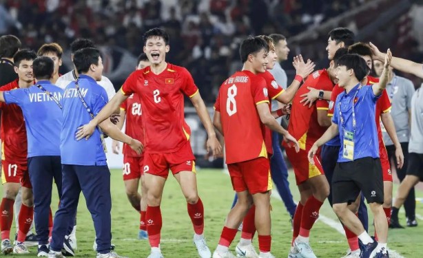 한국은 0-6 참패했는데..."베트남 1-0 최대 이변" 김상식호가 넘은 ‘사우디의 벽’→亞 축구 질서 흔들었다