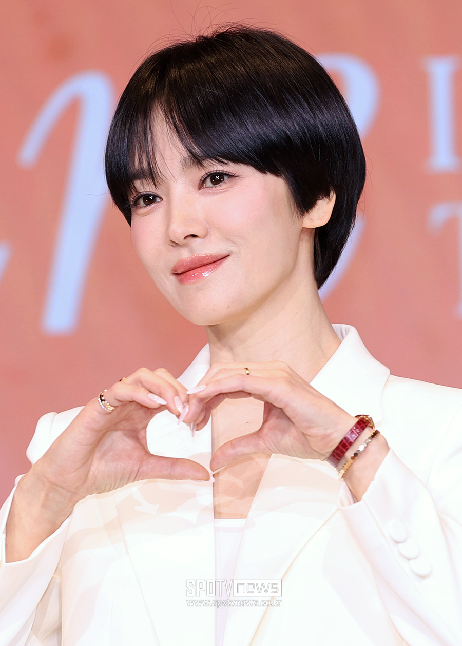 [포토S] '숏컷 변신' 송혜교, 44세 나이 믿을 수 없는 비주얼