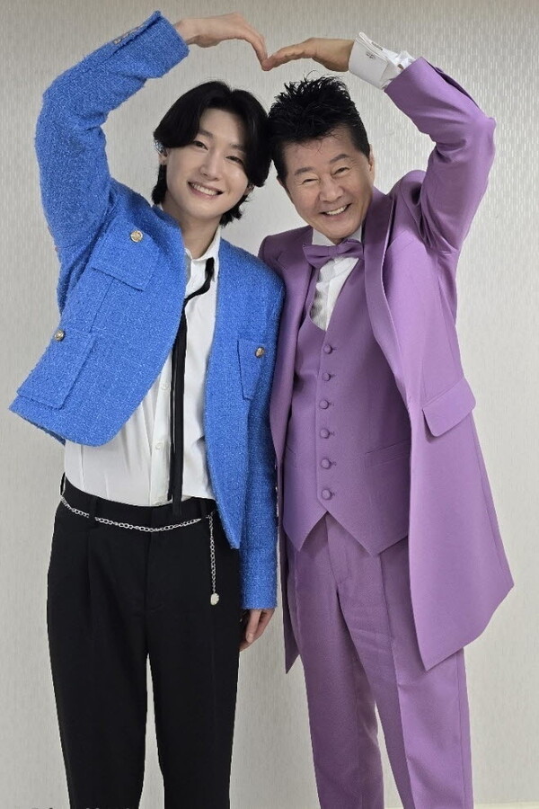 ▲ 2025년 4월 KBS1 '전국노래자랑' 녹화장에서 다정하게 포즈를 취한 태진아(오른쪽)와 김용빈. 출처|태진아 인스타그램