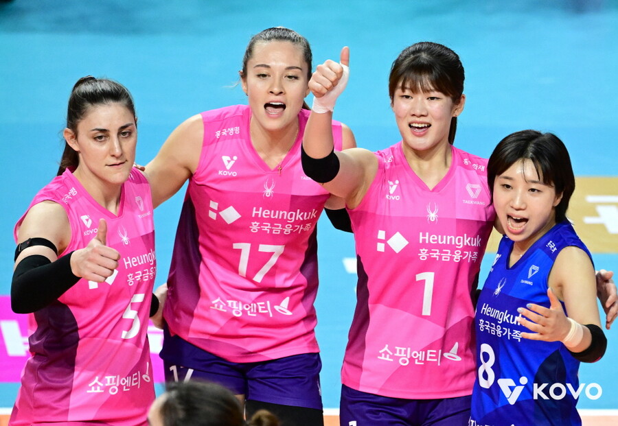 '김연경 공백 없다' 흥국생명, 1위 도로공사 잡고 3연승 질주…레베카 32득점 폭발