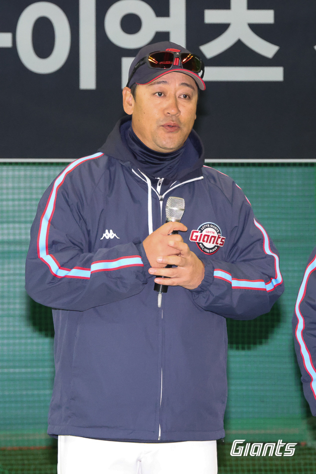 "김민재 코치님 아닌가요?" 롯데 유격수 역사에 가장 손꼽히는 인물, 한화 KS행 이끌었던 모범 FA의 진수였다