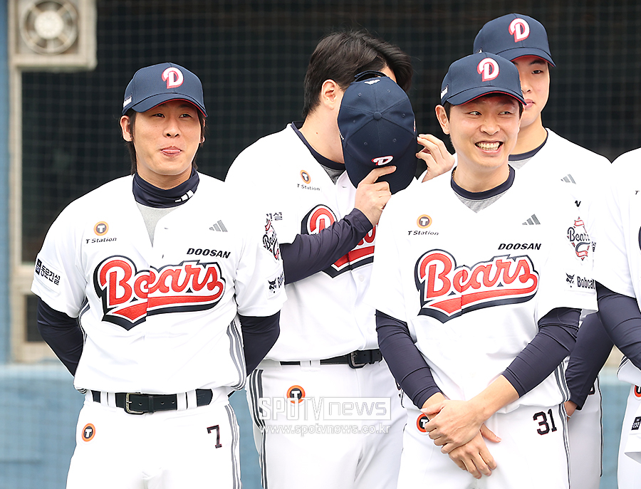 [포토S] 두산 박찬호, '어색하다'
