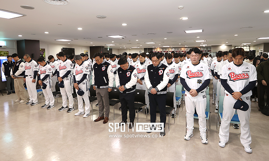 [포토S] 두산, 고 김민재 코치 애도 묵념
