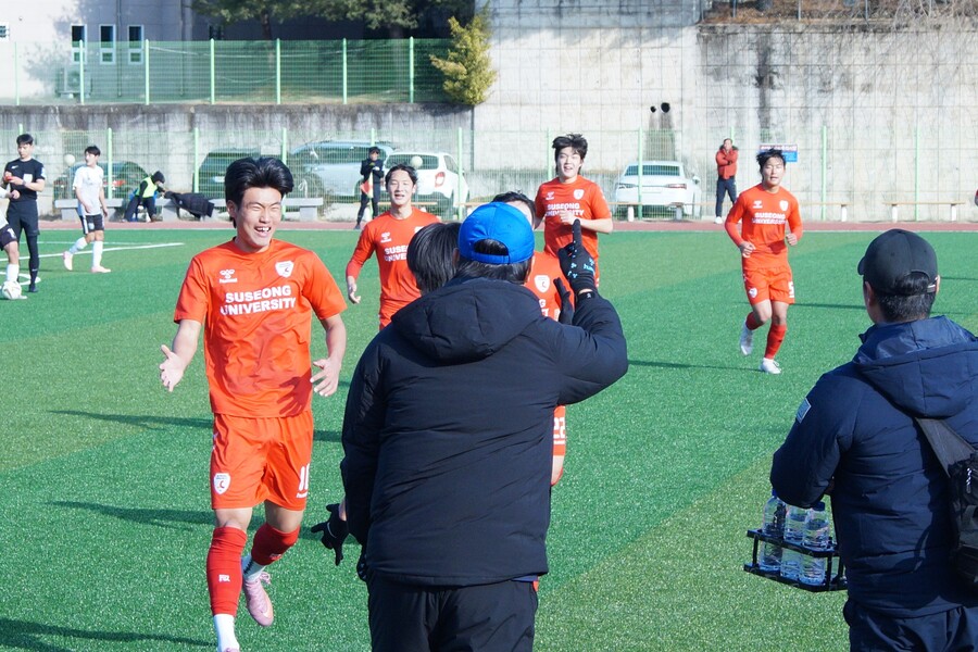 ▲ 수성대가 승부차기 혈투를 벌여 예원예술대를 꺾고 16강 진출에 성공했다. ⓒ한국대학축구연맹