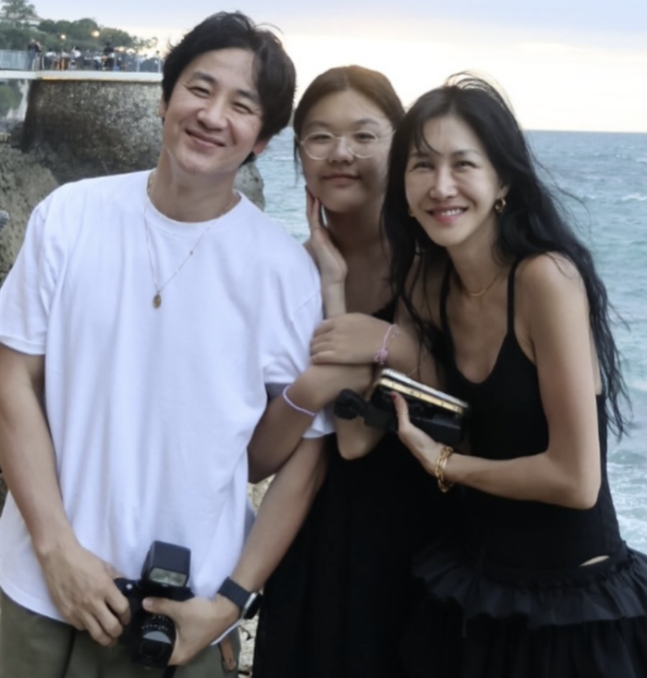엄태웅, '부친상' ♥윤혜진-딸과 발리 여행..단란한 가족사진
