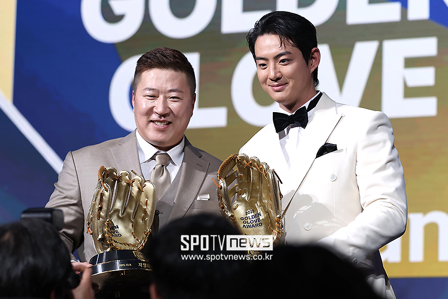▲ 2025시즌 골든글러브 시상식에서 나란히 수상한 최형우(왼쪽)와 구자욱 ⓒ곽혜미 기자