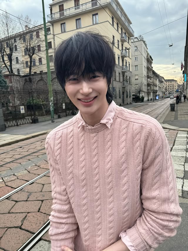 변우석, 청순한 얼굴에 태평양 어깨…21세기 '왕자님 비주얼'