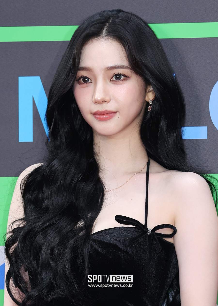에스파 카리나, 스태프 70명에 롱패딩 돌렸다…마음도 여신처럼 아름다워