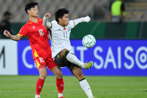 ▲ 베트남은 조별리그 첫 경기에서 요르단을 2-0으로 제압했고, 2차전 키르기스스탄에 2-1로 승리하며 웃었다. 여기에 사우디아라비아를 1-0으로 꺾고 3전 전승으로 토너먼트에 진출했다. 8강에서는 UAE에 3-2로 승리하며 준결승에 진출했다.
