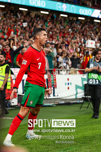 ▲ cristiano ronaldo lisboa ball player teams bola lisbon football team portugal v scotland - uefa nations league 202425 league a group  players uefa futebol