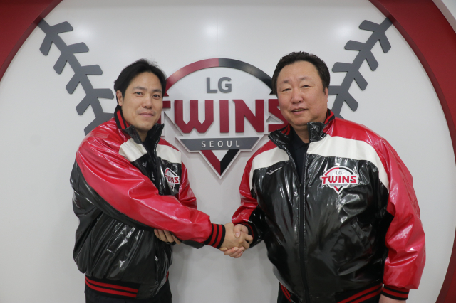 ▲ LG 김진성과 차명석 단장. ⓒ LG 트윈스