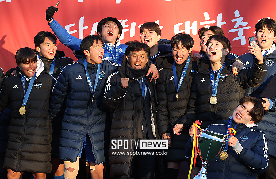 "좋은 감독 되기 위해 아빠, 남편 포기…" 대학 축구 장인, 첫 우승에 뜨거운 눈물 쏟았다