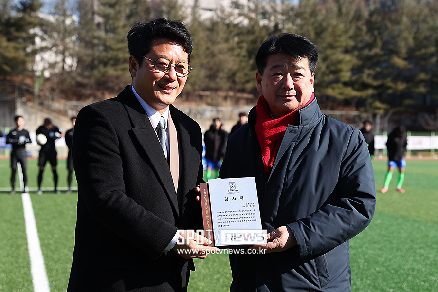 [포토S] 나영민 김천시의장에게 감사패 전달하는 한국대학축구연맹 박한동 회장