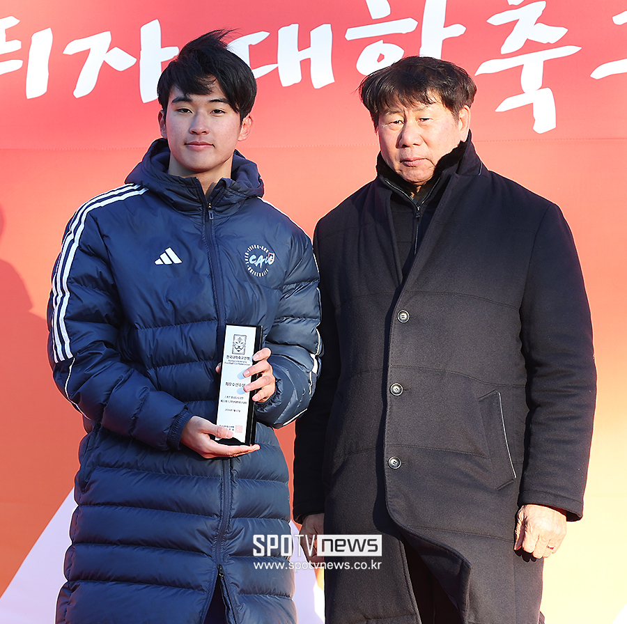 [포토S] 중앙대 박준, 최우수선수상 수상
