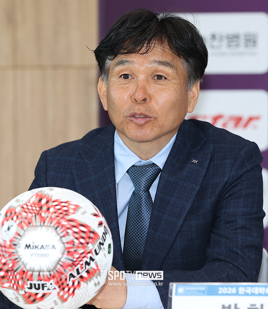 [포토S] 질문에 답하는 UNIV PRO 상비군 전임감독 겸 중앙대 오해종 감독