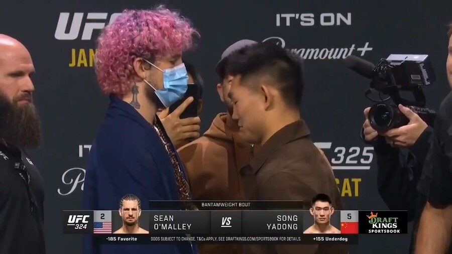 중국 선수 앞이면 마스크를 써야…UFC 전 챔피언 인종차별 논란, "장난이었다" 사과